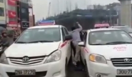 Video: Hai tài xế taxi 'choảng' nhau giữa phố ở Hà Nội