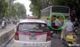 Video: Tài xế taxi Hà Nội dừng xe đưa cụ già qua đường