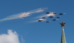 Video: Tròn mắt xem 140 chiến đấu cơ Nga dàn hàng diễn tập 