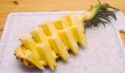 Video: Cách gọt dứa nhanh không cần cắt mắt trong 30 giây