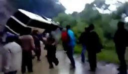 Video: Hành khách bỏ chạy tán loạn vì ô tô lật ngửa rơi xuống hẻm núi