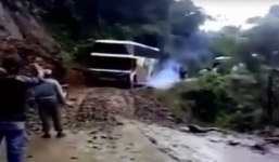 Video: Khiếp đảm cảnh tượng xe khách lật nhào xuống vực 