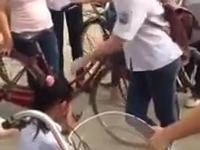 Xôn xao clip nữ sinh bắt bạn quỳ , dúi đầu ngã ngửa giữa đường