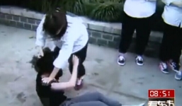 Clip: Nữ sinh bị bạn cùng lớp túm tóc, đánh hội đồng