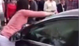 Đập vỡ kính cửa ô tô để bắt gian chồng cùng bố nhí