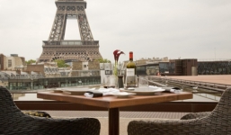 Công ty chi 'khủng' cho hơn 6.000 nhân viên du lịch Pháp