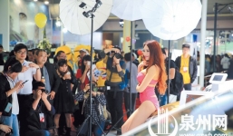 Mẫu nữ ô tô sexy: Ăn mặc thiếu vải, bị sờ mó khiếm nhã