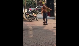 Clip: Thanh niên cởi trần múa võ giữa phố Hà Nội