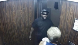 Video: Tên cướp đập mặt vào thang máy khi chạy trốn