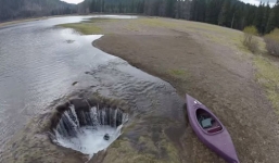 Video: 'Hồ Mất tích' biến mất hàng năm, nước bị hút vào hố kì lạ
