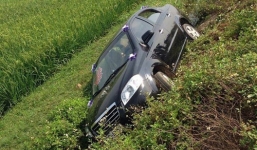 Video: Xe cưới chở cô dâu chú rể lao xuống ruộng ở Thanh Hóa