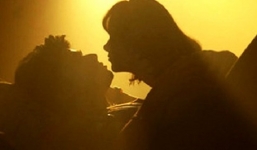 Phát hiện vợ ngoại tình nhờ vật thể lạ... biết phát sáng