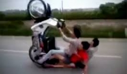 Quái xế bốc đầu xe máy và cái kết bi thảm