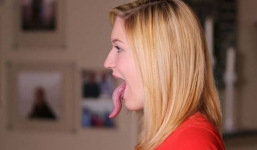 Kỳ lạ cô gái có thể liếm được cằm và mắt của mình