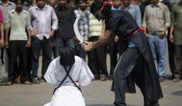 Ả Rập Saudi treo 5 thi thể phạm nhân lên trực thăng diễu phố