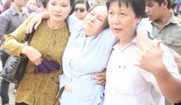 Mẹ và chị gái Duy Nhân ngất xỉu trước giờ hỏa táng