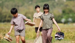 Tôi thấy hoa vàng trên cỏ xanh và những hình ảnh gợi nhớ tuổi thơ