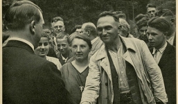 Nhiều người từng bị lừa bởi vẻ tốt bụng của 'quỷ dữ' Hitler