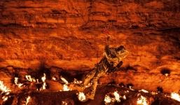 Cận cảnh 'cổng địa ngục' nóng 1000 độ cháy suốt 40 năm