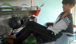 Clip: Cậu bé không tay, gọt xoài bằng chân ở Đồng Nai