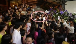 Hoài Linh bất lực trước đám đông hiếu kì trong tang lễ Duy Nhân