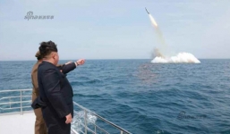 Kim Jong-un đích thân giám sát vụ phóng tên lửa đạn đạo từ tàu ngầm