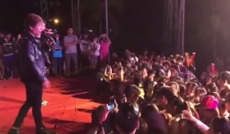 Nhóm La Thăng phải dừng hát vì khán giả 'manh động'