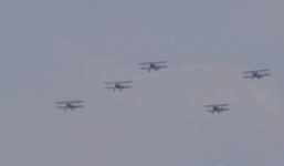 56 máy bay cổ náo động bầu trời thủ đô nước Mỹ mừng Ngày chiến thắng