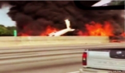Video: Máy bay lao xuống đường cao tốc, 4 người thiệt mạng