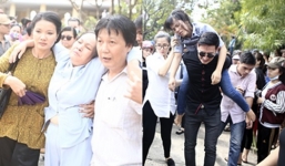 Mẹ và chị gái Duy Nhân ngất xỉu trước giờ hỏa táng Duy Nhân