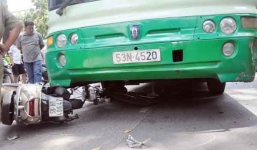 Hàng chục người cố đẩy xe buýt, cứu 1 phụ nữ kẹt dưới gầm xe