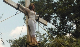 Nữ chính trị gia treo mình trên cây thánh giá vì bị cấm ứng cử