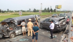 Hai ô tô đâm nhau trực diện, 6 người thương vong