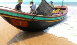 Con rể bất lực nhìn bố vợ đuối nước giữa biển