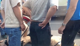 CSGT bất ngờ bị xe máy tông ngã xuống đường, bất tỉnh