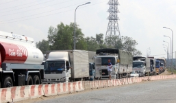 Tắc đường suốt 10 km ngay cửa ngõ Sài Gòn