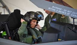 Video: Xem nữ phi công Mỹ đầu tiên lái chiến đấu cơ tàng hình