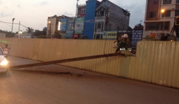 Dầm thép tuyến Metro Hà Nội bất ngờ rơi xuống đường