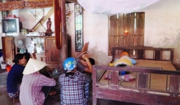 Vụ bé trai 4 tuổi chết đuối: Cha khóc ngất bên thi thể con