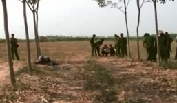 Video: Phát hiện xác chết ngồi dựa gốc cây, đội mũ bảo hiểm