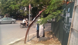 Cột điện đổ trong đêm khiến người đi đường lo sợ