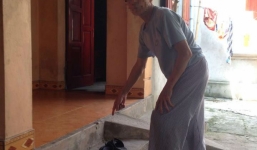 Bé gái 4 tuổi bị bố đẻ dùng dao truy sát trong lúc ăn cơm