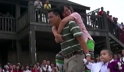 Điều ước thứ 7: Xúc động chồng cõng vợ ung thư xương đi khắp thế gian