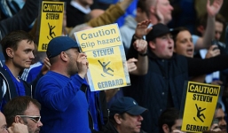 Gerrard bị fan Chelsea khơi lại nỗi đau