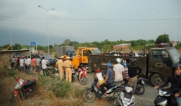 Hy hữu: Lật xe chở đất, chôn lấp ô tô xe máy