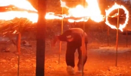 IS tung video huấn luyện tân binh nhào lộn qua vòng lửa