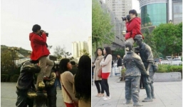 Nữ nhiếp ảnh cưỡi đầu tượng tìm “góc” chụp hình gây phẫn nộ