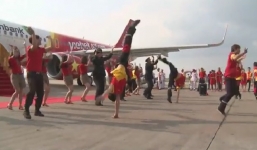 Clip: Dàn phi công, tiếp viên Vietjet nhảy flashmob sôi động