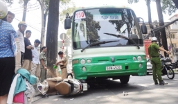 Clip: Hiện trường xe bus cuốn người phụ nữ vào gầm xe