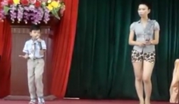 Video: Học sinh tiểu học song ca nhạc tình yêu với cô giáo?